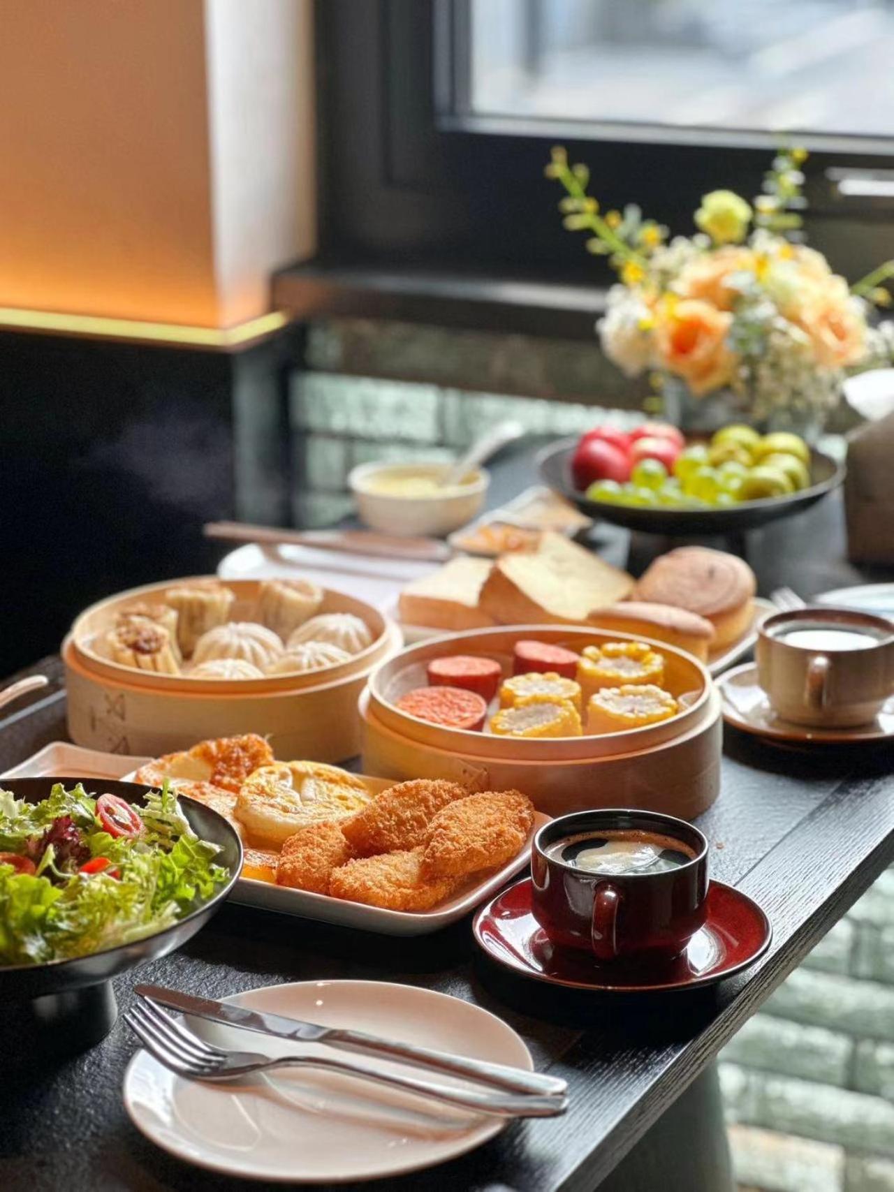 Happy Dragon Courtyard- Newly Renovated With French Windows, Near Tian'Anmen Forbidden City,Lama Temple And Heaven Temple, 3Minutes Walk From Subway,Fluent English Speaking With Tourist Sights Tickets Service ,Free Coffee &Laundry Service Пекин Экстерьер фото