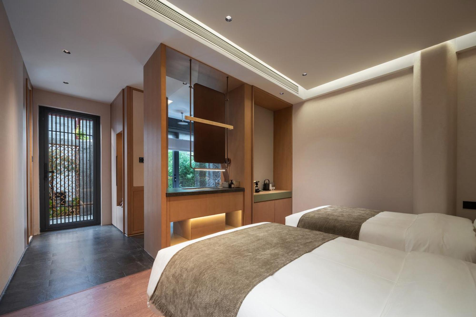 Happy Dragon Courtyard- Newly Renovated With French Windows, Near Tian'Anmen Forbidden City,Lama Temple And Heaven Temple, 3Minutes Walk From Subway,Fluent English Speaking With Tourist Sights Tickets Service ,Free Coffee &Laundry Service Пекин Экстерьер фото