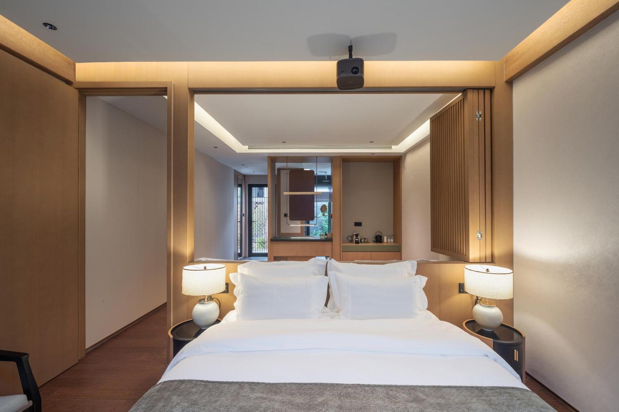 Happy Dragon Courtyard- Newly Renovated With French Windows, Near Tian'Anmen Forbidden City,Lama Temple And Heaven Temple, 3Minutes Walk From Subway,Fluent English Speaking With Tourist Sights Tickets Service ,Free Coffee &Laundry Service Пекин Экстерьер фото
