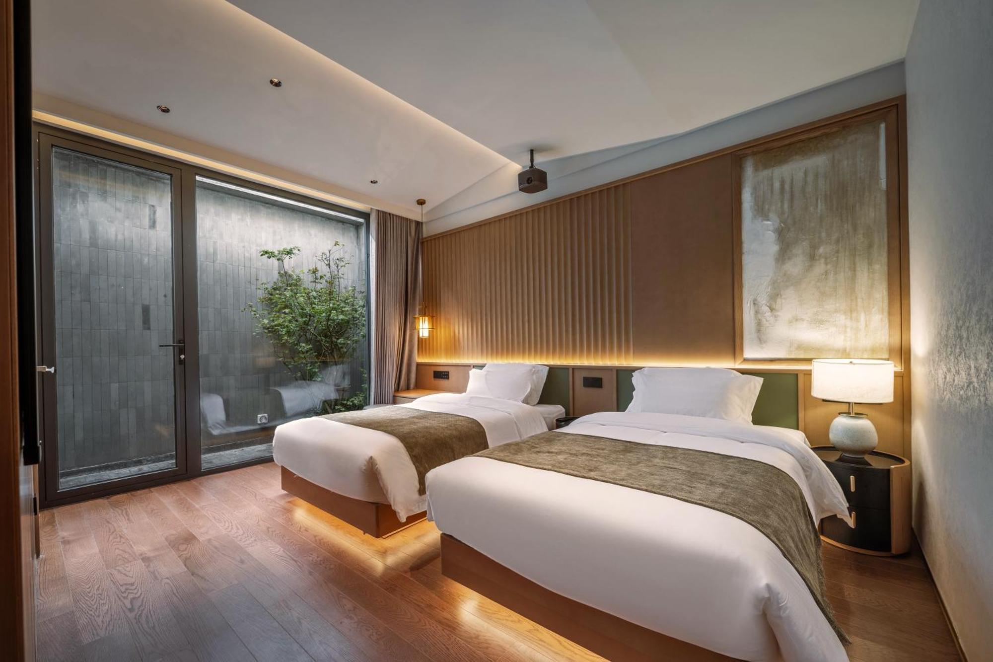 Happy Dragon Courtyard- Newly Renovated With French Windows, Near Tian'Anmen Forbidden City,Lama Temple And Heaven Temple, 3Minutes Walk From Subway,Fluent English Speaking With Tourist Sights Tickets Service ,Free Coffee &Laundry Service Пекин Экстерьер фото