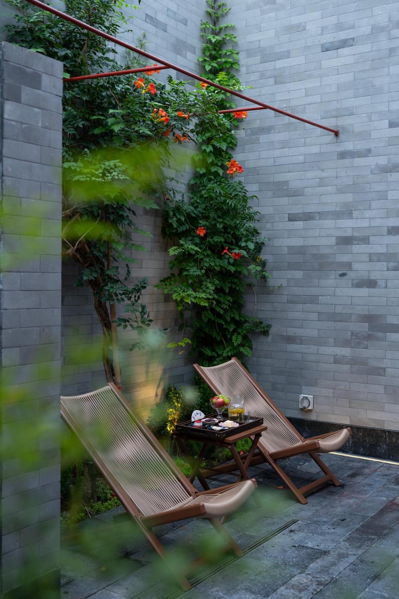 Happy Dragon Courtyard- Newly Renovated With French Windows, Near Tian'Anmen Forbidden City,Lama Temple And Heaven Temple, 3Minutes Walk From Subway,Fluent English Speaking With Tourist Sights Tickets Service ,Free Coffee &Laundry Service Пекин Экстерьер фото