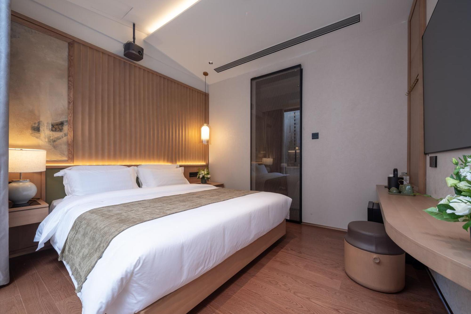 Happy Dragon Courtyard- Newly Renovated With French Windows, Near Tian'Anmen Forbidden City,Lama Temple And Heaven Temple, 3Minutes Walk From Subway,Fluent English Speaking With Tourist Sights Tickets Service ,Free Coffee &Laundry Service Пекин Экстерьер фото