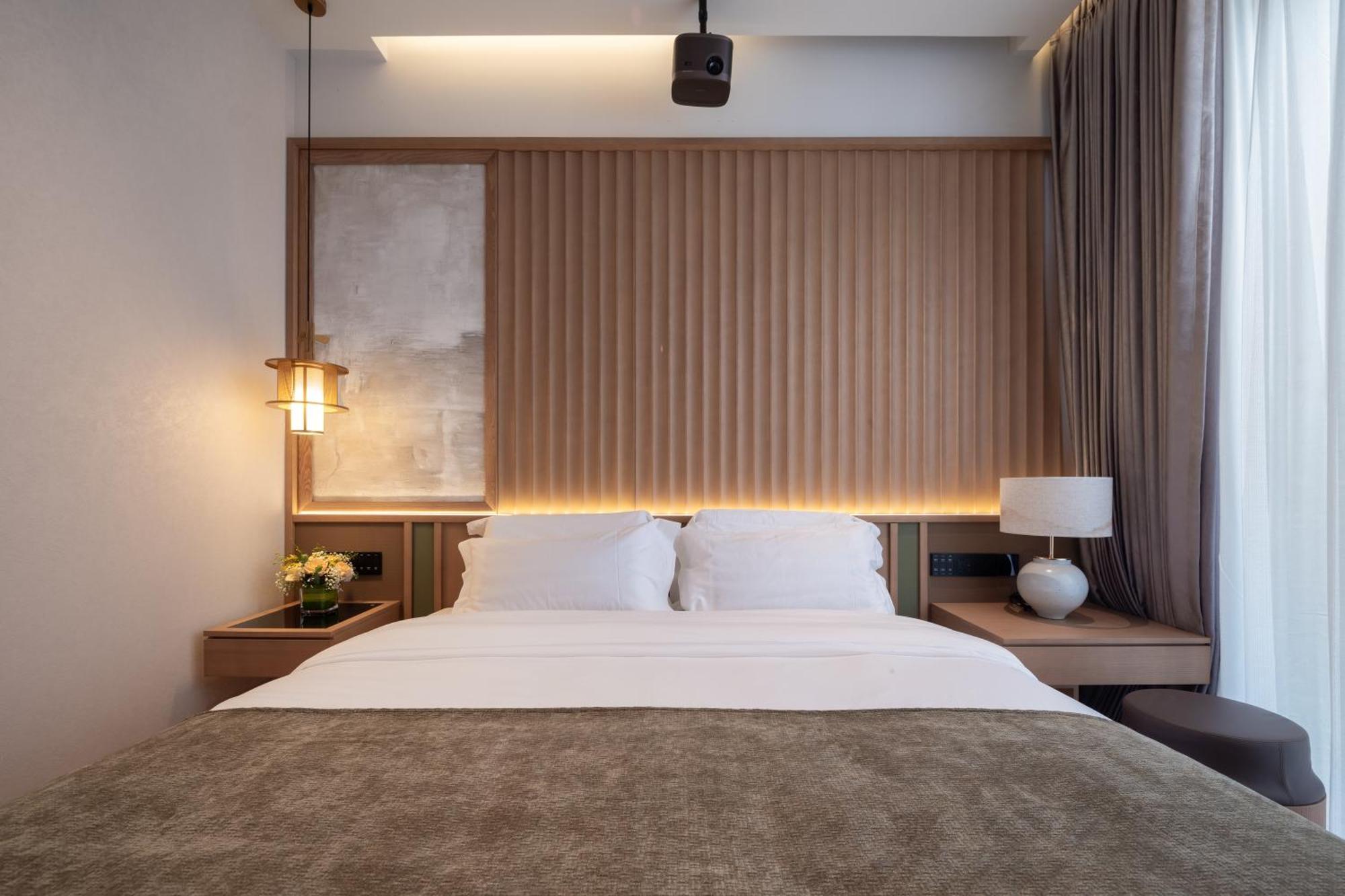 Happy Dragon Courtyard- Newly Renovated With French Windows, Near Tian'Anmen Forbidden City,Lama Temple And Heaven Temple, 3Minutes Walk From Subway,Fluent English Speaking With Tourist Sights Tickets Service ,Free Coffee &Laundry Service Пекин Экстерьер фото